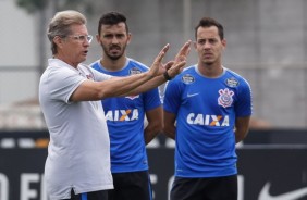 Oswaldo de Andrade instruindo jogadores do Corinthians