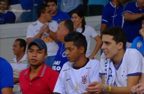 Torcedor vestindo a camisa do Corinthians no meio da torcida do Cruzeiro
