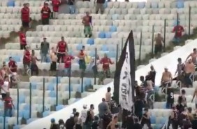 Momento mostra provocao dos Flamenguistas que invadiram rea de separao da torcida antes dos torcedores do Corinthians