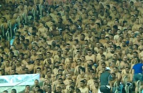 Torcedores do Corinthians so humilhados enquanto PM busca suspeitos