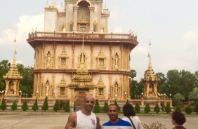 Washington e Fernando em frente a um dos templos de Phuket