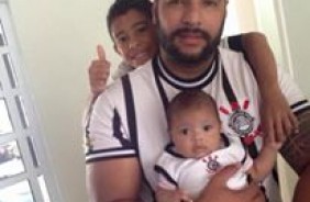 Gustavo, ao lado do enteado e da filha, está preso há mais de uma semana no Rio de Janeiro