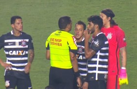 Jogadores do Corinthians reclamam da marcação do pênalti