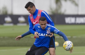 Lo Jab e Balbuena disputam a bola em coletivo