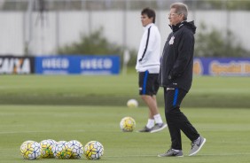 Oswaldo observa atividade dos jogadores reservas