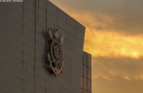 Escudo da Arena Corinthians em destaque em foto do pr do sol