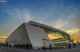 Pr do sol de fundo em toda a Arena Corinthians