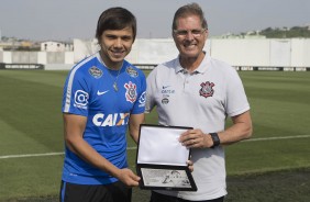 Artilheiro do time no ano, o atacante recebeu uma placa de Oswaldo