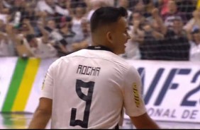 Rocha fez o terceiro gol do Corinthians