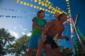 Futebol de rua clicado na Praia do Forte, na Bahia