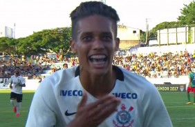 De cobertura, o meia Pedrinho marca o terceiro gol do Corinthians