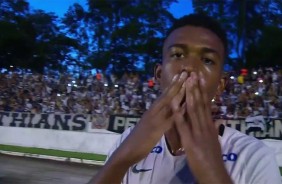 Em cobrana de pnalti, Carlinho comemora sexto gol do Corinthians