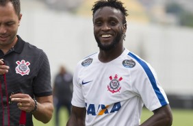 Mendoza esbanjou bom humor no primeiro dia de trabalho do Timão