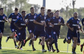 Elenco aquece no campo antes de treino tcnico