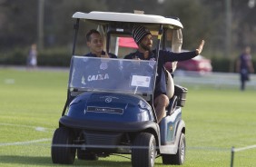 Rodriguinho e Cristian vão ao treino em carrinho de golfe
