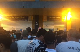 Torcida formou longas filas em duas entradas do estdio