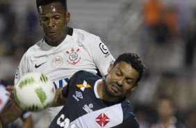 Jô em dividida com jogador do Vasco pela semifinal da Florida Cup