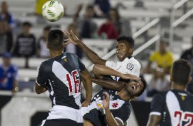 Jô em dura dividida com jogador em jogo contra o Vasco pela semifinal da Florida Cup