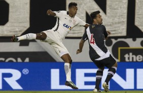 Jô em jogada com zagueiro do Vasco pela semifinal da Florida Cup
