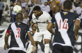 Kazim cabecendo a bola contra o Vasco pela semifinal da Flrida Cup