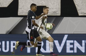 Marlone brigando pela bola em jogo contra o Vasco pela Flrida Cup