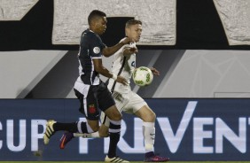Marlone brigando pela bola em jogo contra o Vasco pela Flórida Cup