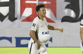 Marquinhos Gabriel comemorando o gol com bola dentro da camisa contra o Vasco pela Flrida Cup