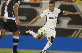 Rodriguinho chutando a bola em jogo contra o Vasco pela semifinal da Florida Cup