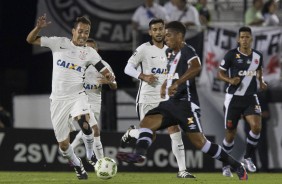 Rodriguinho e Camacho brigando pela bola em jogo contra o Vasco pela semifinal da Florida Cup