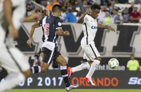 Volante Paulo Roberto em jogada contra o Vasco pela semifinal da Flrida Cup