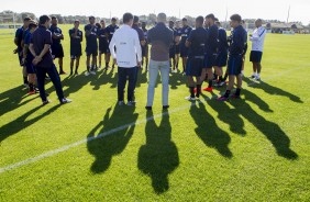 Carille e Alessandro dando instruções ao elenco durante treino da tarde pela Flórida Cup 2017