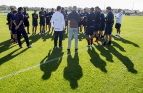 Carille e Alessandro dando instrues ao elenco durante treino da tarde pela Flrida Cup 2017