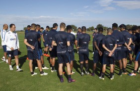 Elenco corinthiano ouvindo instruções do técnico Carille durante treino da tarde pela Flórida Cup