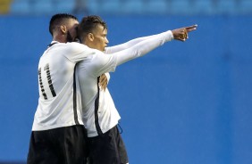 Marquinhos abraçando Pedrinho em comemoração ao gol contra o Flamengo pelas quartas da Copinha 2017