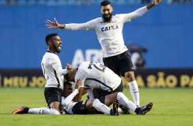Marquinhos, Pedrinho, Del'Amore e Luisinho comemorando gol conta o Flamengo pelas quartas da Copinha