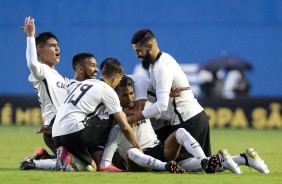 Oya, Del'Amore, Pedrinho, Thiago e Matheus comemorando gol conta o Flamengo pelas quartas da Copinha