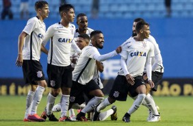Oya, Pedrinho, Del'Amore, Matheus, Romo e Thiago comemorando gol conta o Flamengo na Copinha