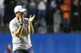 Técnico Osmar Loss aplaudindo os jogadores contra o Flamengo pelas quartas de finais da Copinha 2017