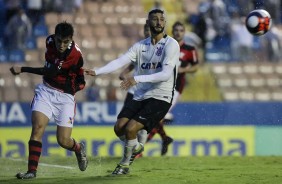 Thiago em jogada conta o Flamengo pelas quartas de finais da Copinha