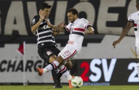 Balbuena em dividida contra o jogador do São Paulo pela final da Flórida Cup 2017