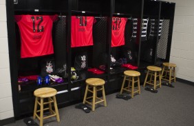 Camisas dos goleiros no vestiário do estádio Bright House Networks Stadium, na Fórida Cup