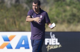 Carille gesticulando para os jogadores durante o treino da tarde da Flrida Cup