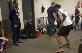 Fábio Carille e Camacho no vestiário antes do jogo contra o São Paulo na decisão da Flórida Cup