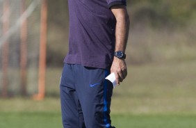Fábio Carille olhando ao longe durante o treino da tarde durante a Flórida Cup