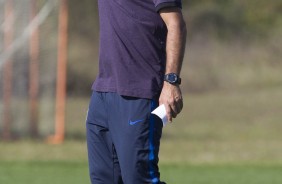 Fbio Carille olhando ao longe durante o treino da tarde durante a Flrida Cup