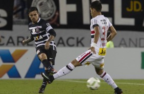 Fagner tocando a bola em partida vlida pela final da Flrida Cup 2017 contra o So Paulo