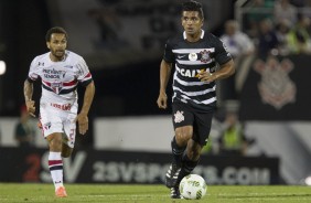 Guilherme carregando a bola na final contra o So Paulo pela Flrida Cup 2017