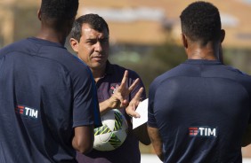 Técnico Carille instruindo os jogadores durante o treino da tarde da Flórida Cup