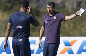 Treinador Fábio Carille dando instruções para Jõ durante o treino da tarde da Flórida Cup