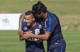 Vilson abraando Luidy durante o treino da tarde na Flrida Cup